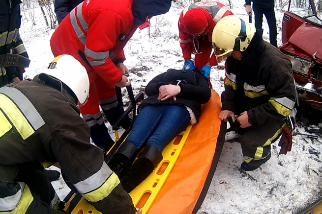 У Славуті рятувальники деблокували постраждалу з понівеченого внаслідок ДТП автомобіля (ОНОВЛЕНО)