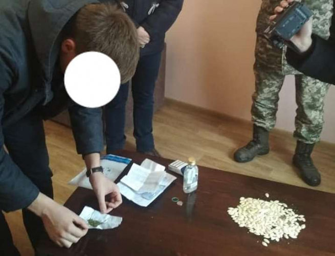 Інспектор Шепетівської виправної колонії намагався передати наркотики засудженому