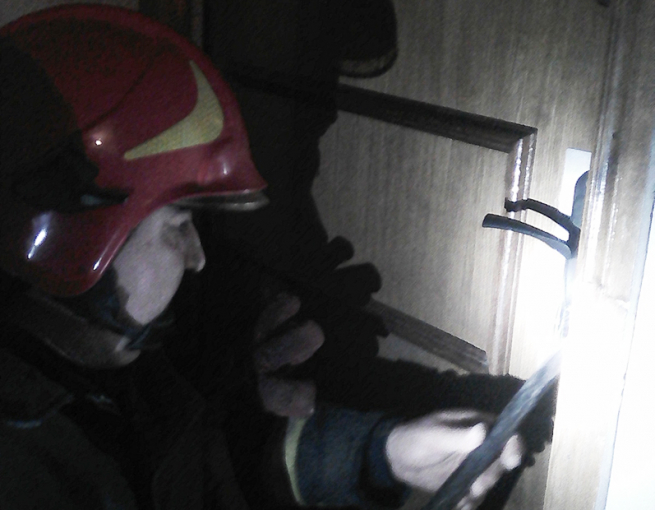 В Шепетівці рятувальники відчинили квартиру для допомоги хворому літньому чоловіку
