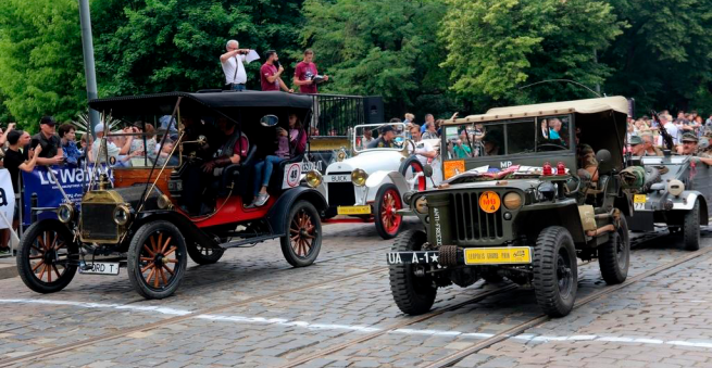 В Шепетівці фінішують ретро-ралі на історичних автомобілях "OLD CAR RALLY 2020"