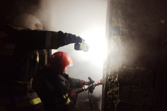 У міжнародний жіночий день рятувальники Шепетівщини гасили пожежу