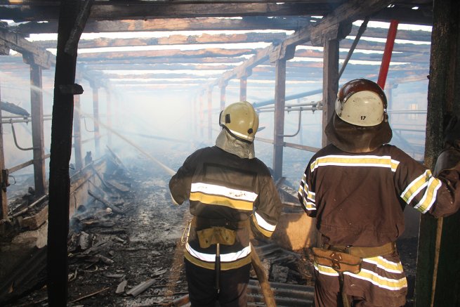Через розряд блискавки у Полонському районі згоріло приміщення діючої ферми