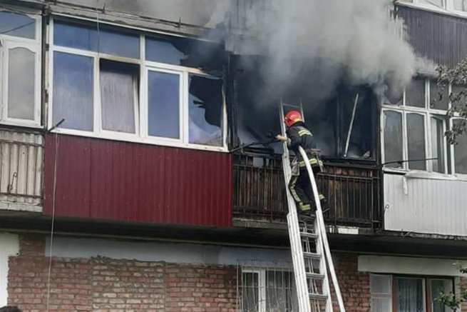 Рятувальники розповіли подробиці пожежі у багатоповерховому будинку в Шепетівці