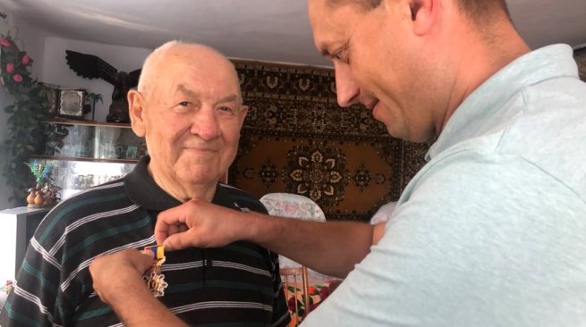 «Почесний ветеран України» отримав житель села Вовківці Володимир Мазур
