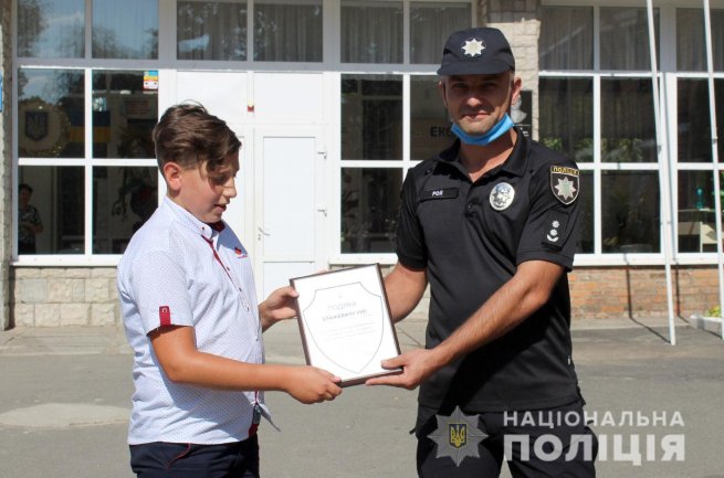 У Шепетівці поліцейські нагородили 7-класника, який самотужки намагався спіймати злодія
