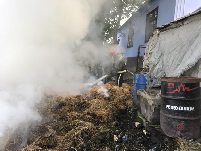 Шепетівські вогнеборці приборкали пожежу сінника, врятувавши від вогню сусідні будівлі