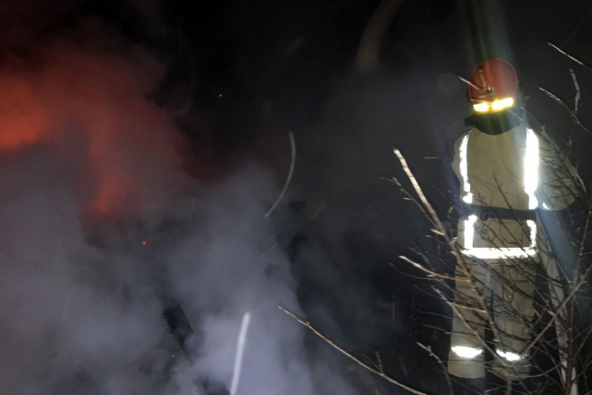 Шепетівські рятувальники ліквідували пожежу господарчої споруди з добудовою